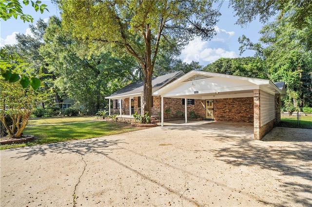 view of front of home featuring a front lawn