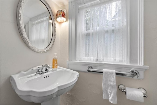 264 Mcdonald Ave, Mobile, AL 36604 - bathroom featuring a sink