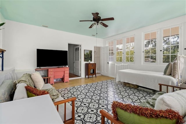 264 Mcdonald Ave, Mobile, AL 36604 - living area with ceiling fan