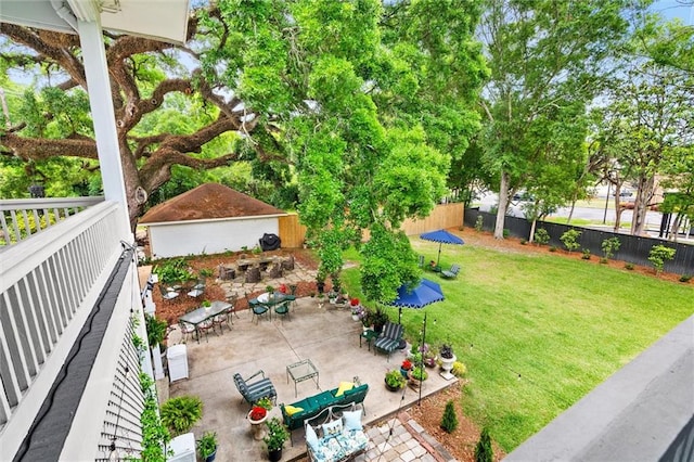 view of yard featuring a patio