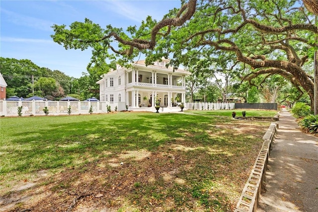 view of front of house featuring a front yard