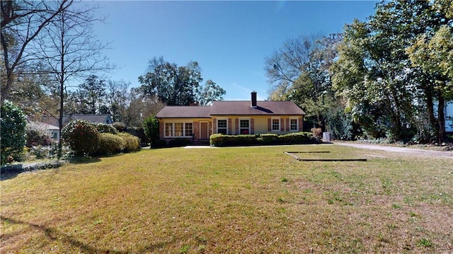 single story home featuring a front lawn