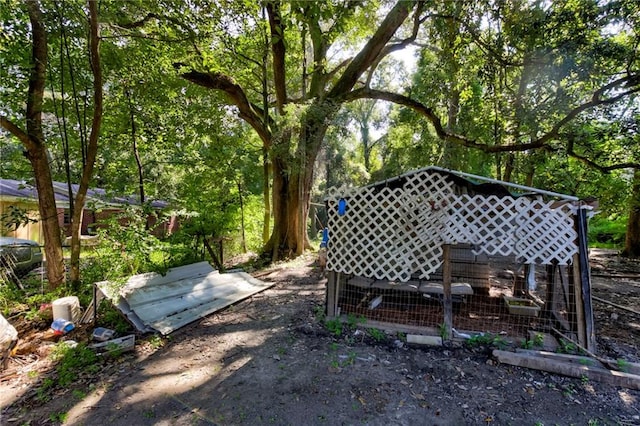 view of yard with an outdoor structure