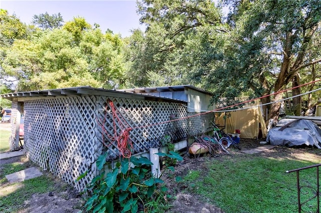 view of yard featuring an outbuilding