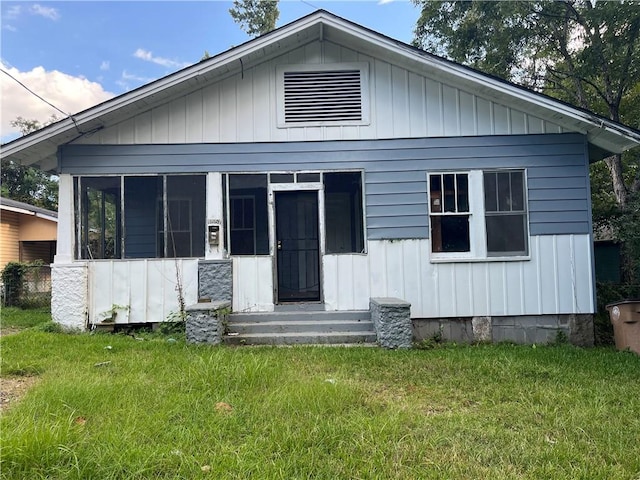 view of front of property featuring a front yard