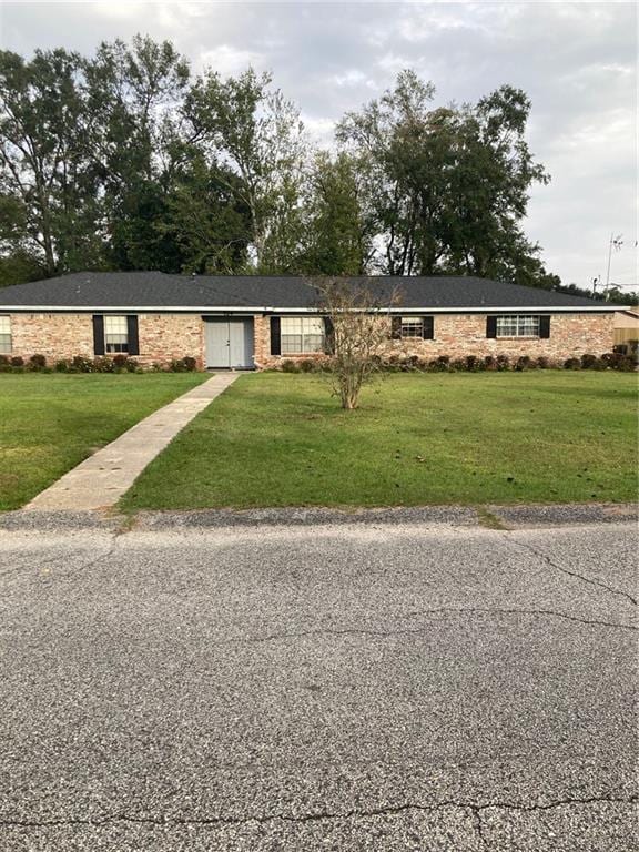 ranch-style home with a front lawn