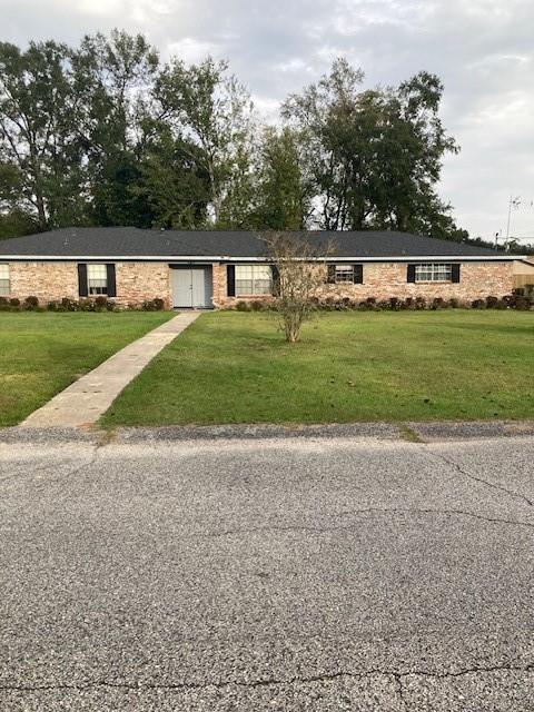 single story home featuring a front lawn