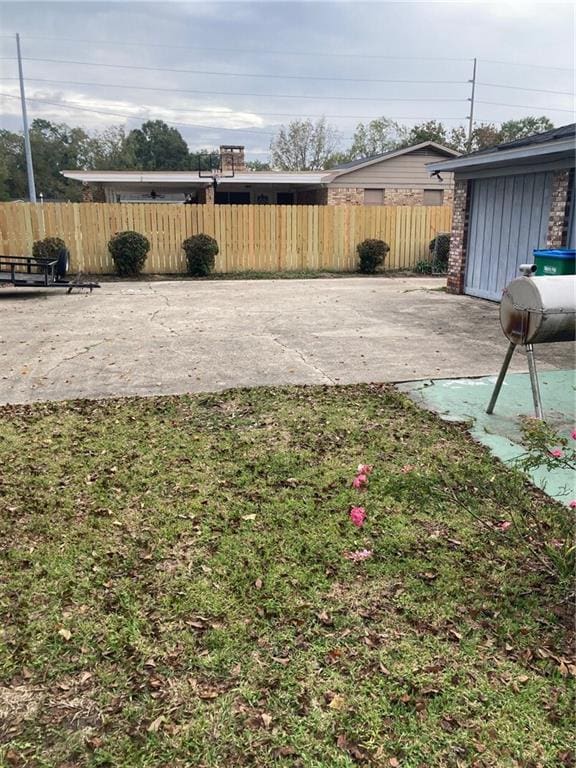 view of yard with a patio area