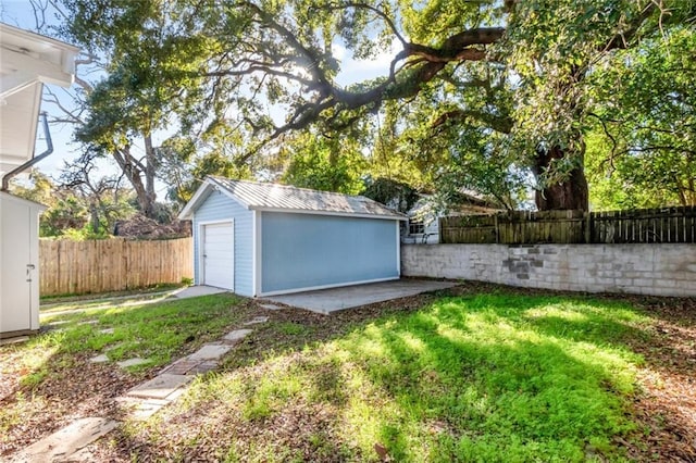 view of yard with an outbuilding and a garage