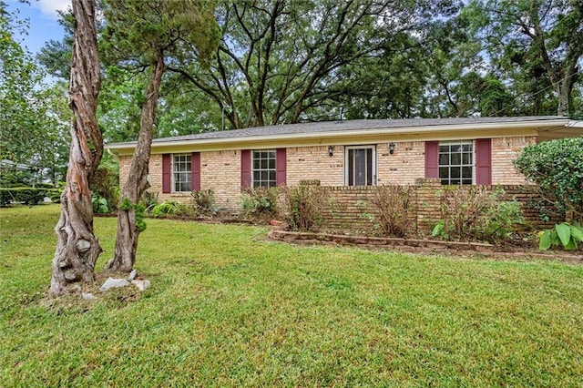 single story home featuring a front lawn