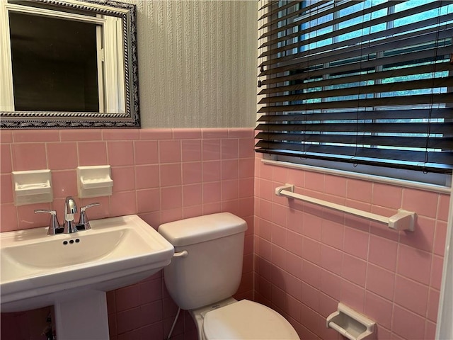 5859 Chalet Dr N, Mobile, AL 36608 - bathroom featuring tile walls and wallpapered walls