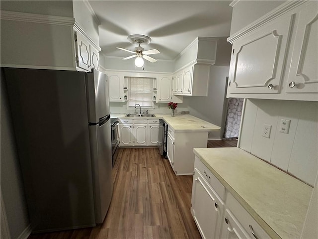 5859 Chalet Dr N, Mobile, AL 36608 - kitchen featuring appliances with stainless steel finishes, ceiling fan, white cabinetry, dark wood-style floors, and light countertops