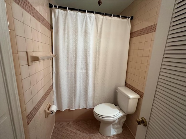 5859 Chalet Dr N, Mobile, AL 36608 - bathroom featuring tile patterned floors and tile walls