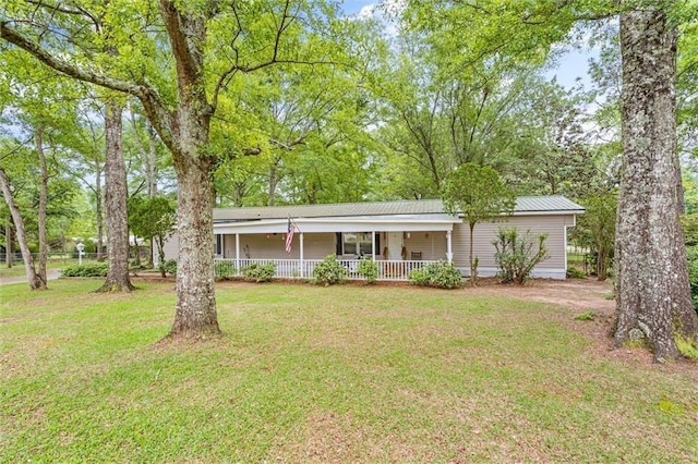 ranch-style house featuring covered porch and a front lawn