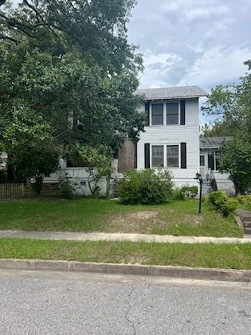 view of front of home featuring a front lawn