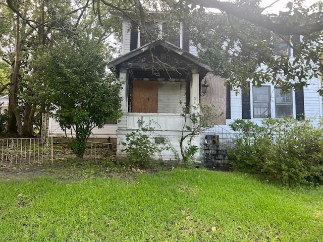 view of side of property featuring a lawn