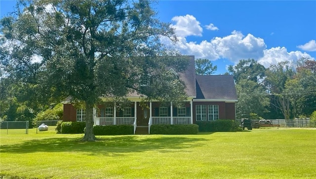 view of front of home featuring a front lawn