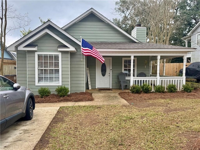 view of front of property featuring a porch and a front lawn