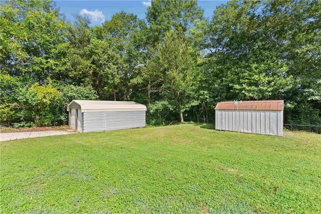 view of yard with an outbuilding and a storage unit