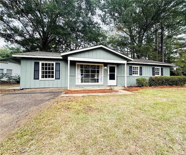 ranch-style house with a front yard