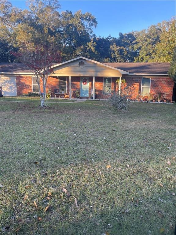 single story home with a front lawn