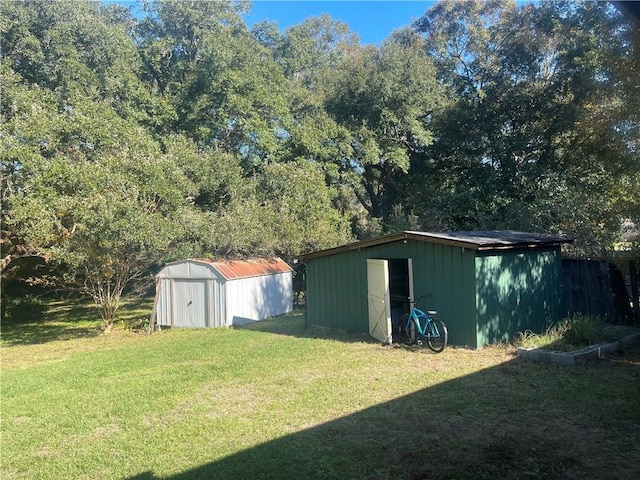 view of yard featuring a storage unit