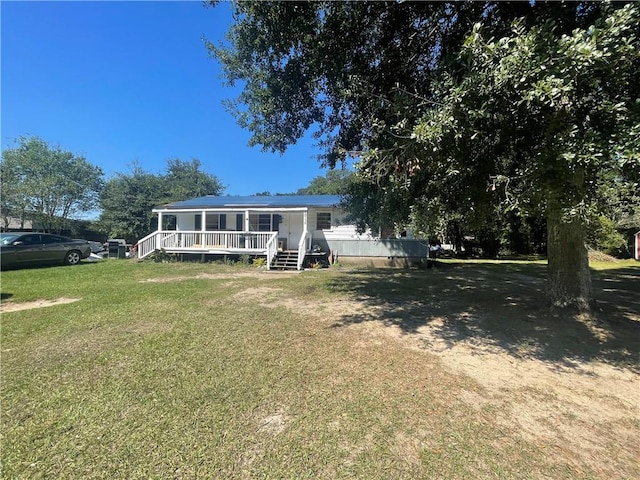 manufactured / mobile home with a front yard