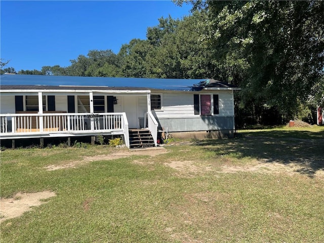 manufactured / mobile home featuring a front lawn