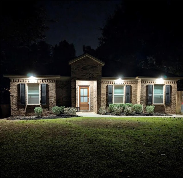 craftsman-style home with a lawn