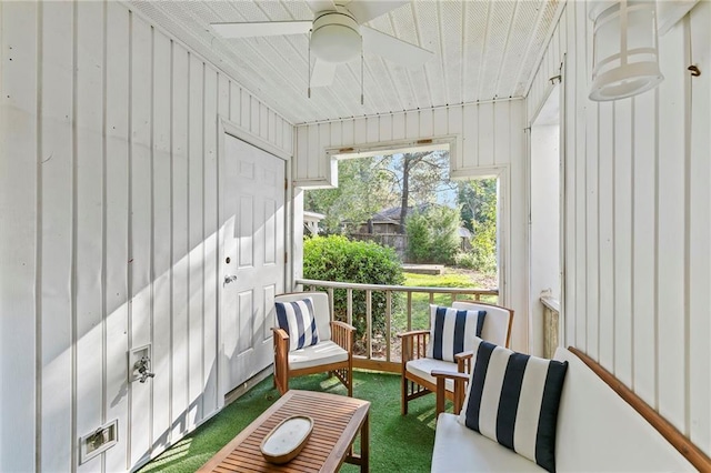 sunroom with ceiling fan