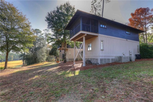 view of side of property featuring a lawn