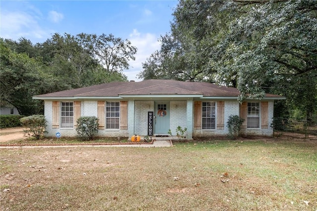 ranch-style home with a front yard