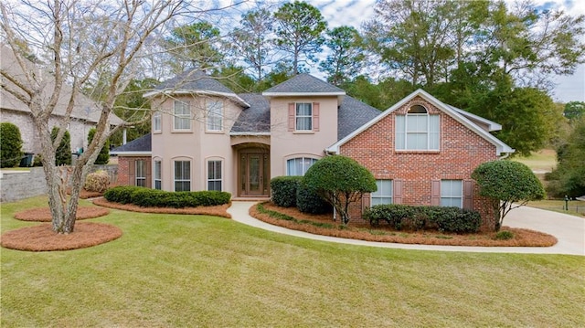 view of front of property featuring a front lawn