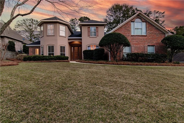 view of front of house featuring a yard