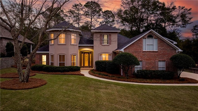 view of front of home featuring a lawn