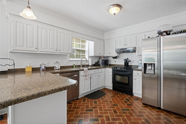 6417 Magnolia Place Ct S, Mobile, AL 36695 - kitchen with a peninsula, brick floor, under cabinet range hood, a sink, and appliances with stainless steel finishes