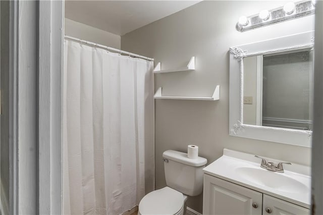 full bathroom featuring toilet, vanity, and a shower with curtain