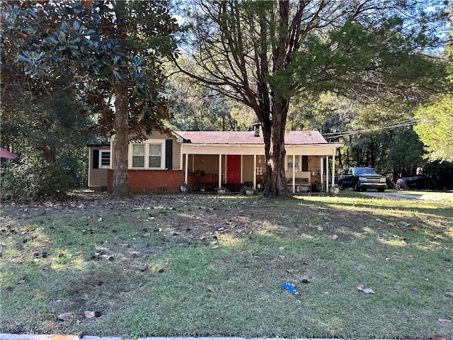 single story home featuring a porch and a front lawn