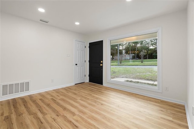 foyer with recessed lighting, light wood-type flooring, visible vents, and baseboards