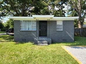 bungalow featuring a front lawn