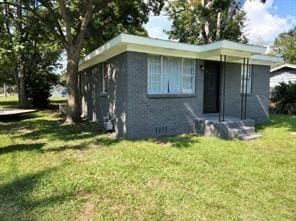 view of front of property with a front lawn