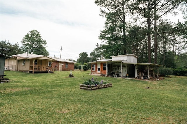 view of yard with an outbuilding
