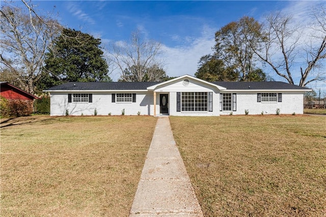 ranch-style house featuring a front yard