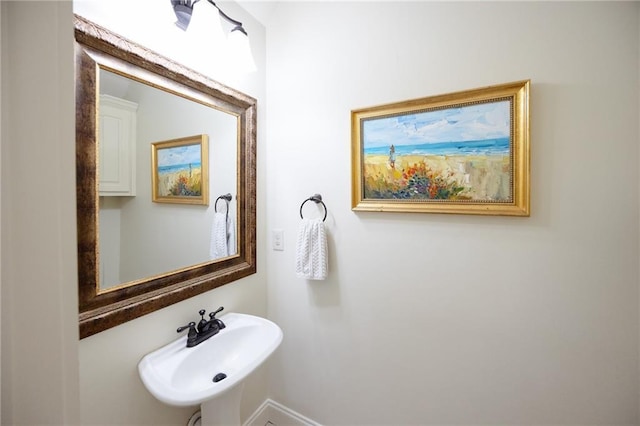 bathroom featuring a sink and baseboards