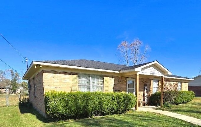 single story home featuring a front yard