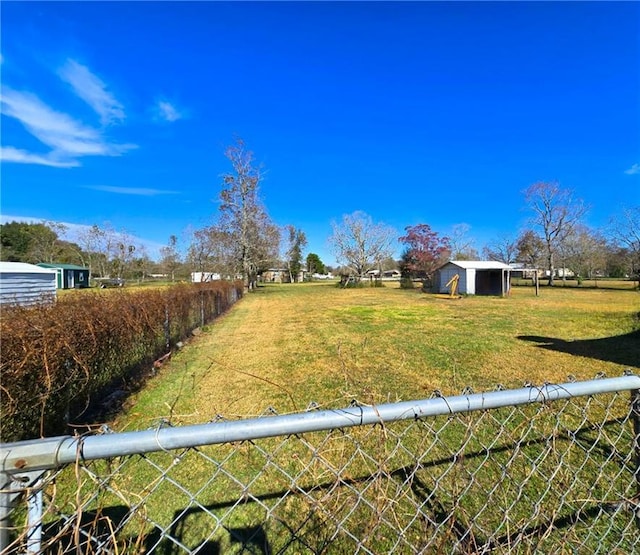 view of yard featuring a rural view