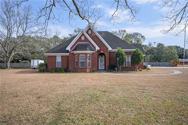 view of front of property featuring a front lawn