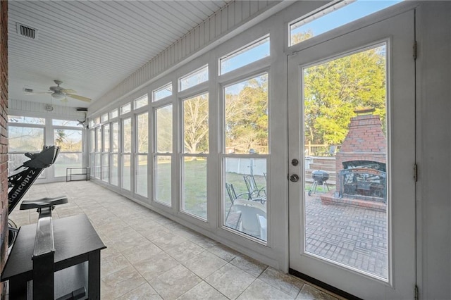 sunroom with ceiling fan