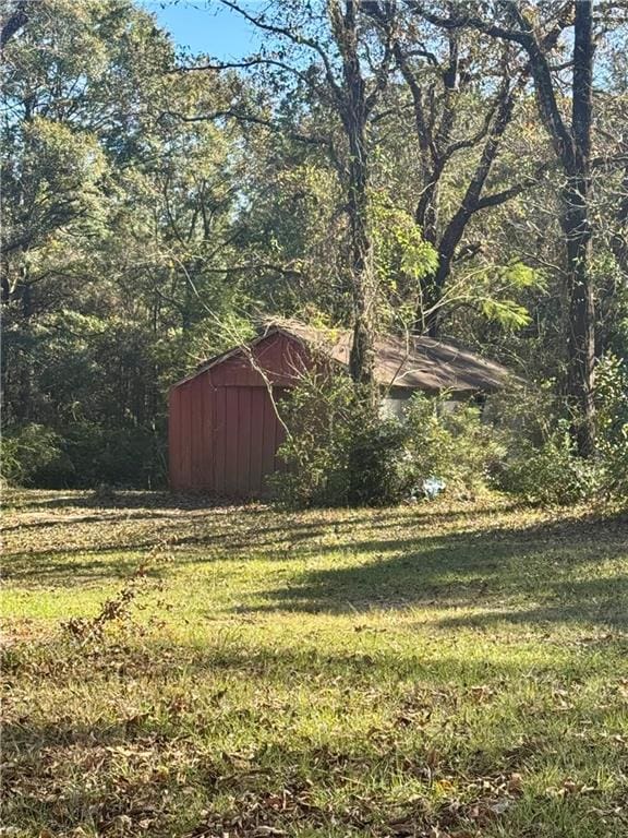 view of yard featuring an outbuilding