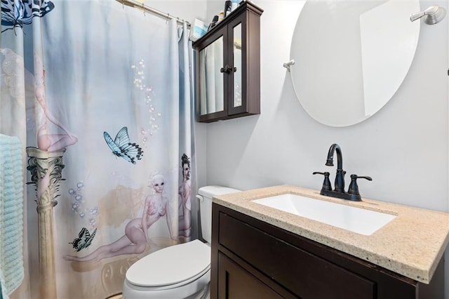 bathroom with toilet, a shower with curtain, and vanity